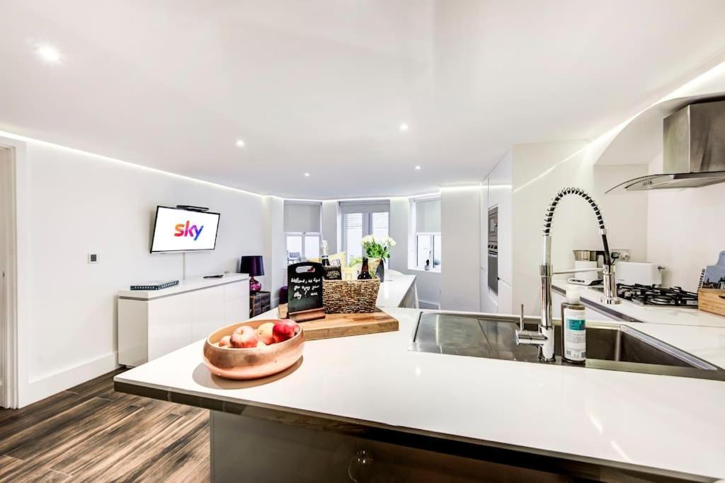 Luxury 1 Bed With Private Terrace & Parking - Heart Of Wanstead Village Apartamento Londres