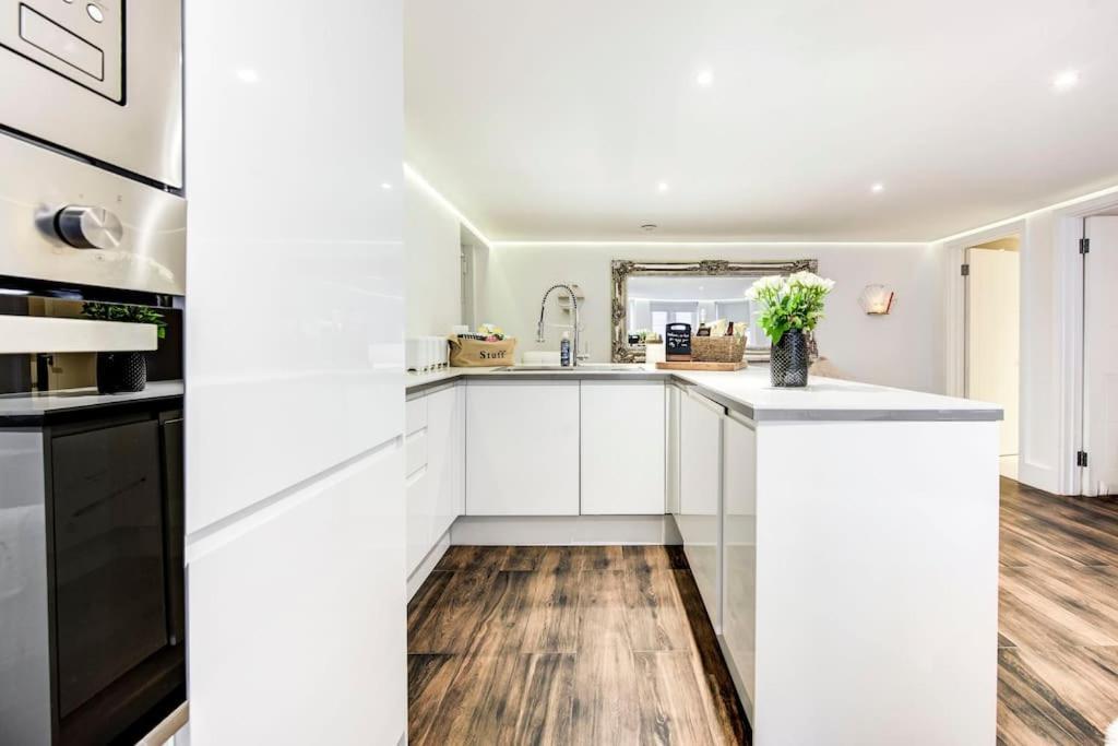 Luxury 1 Bed With Private Terrace & Parking - Heart Of Wanstead Village Apartamento Londres