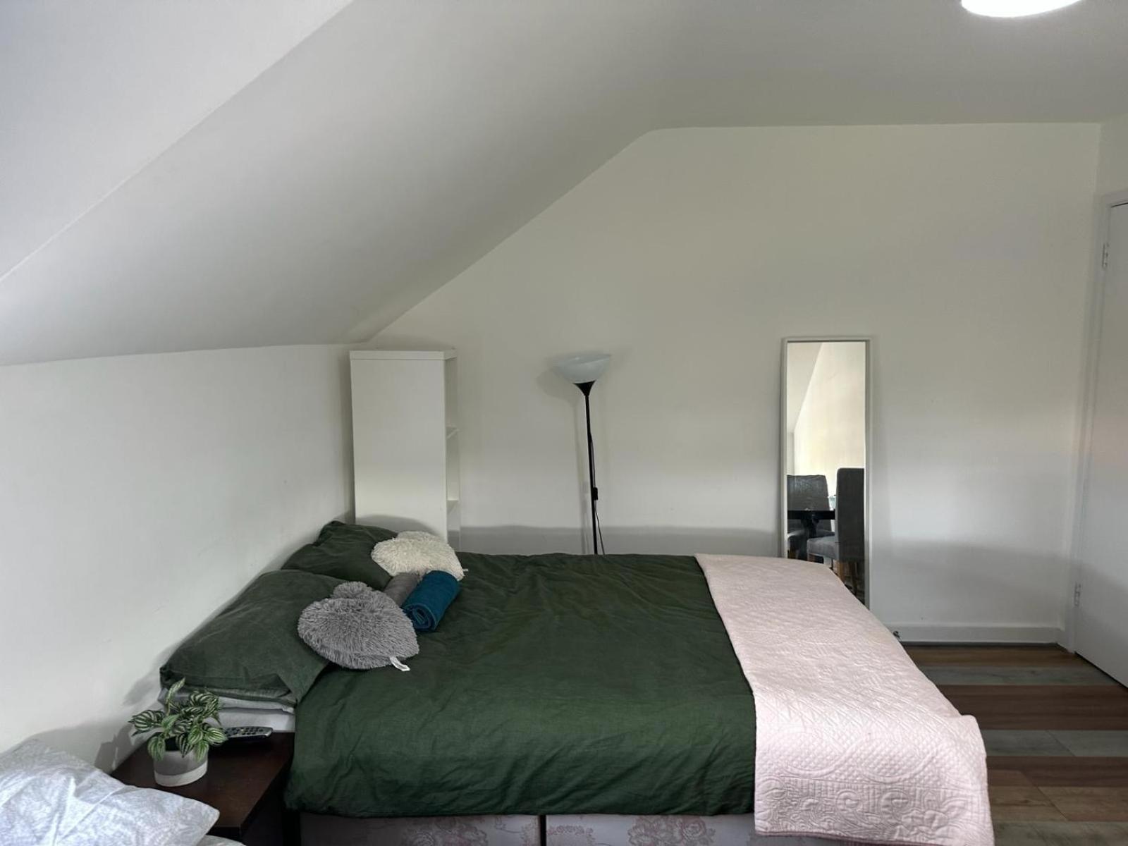 Charming 6-bed In Wembley Area Apartment *
