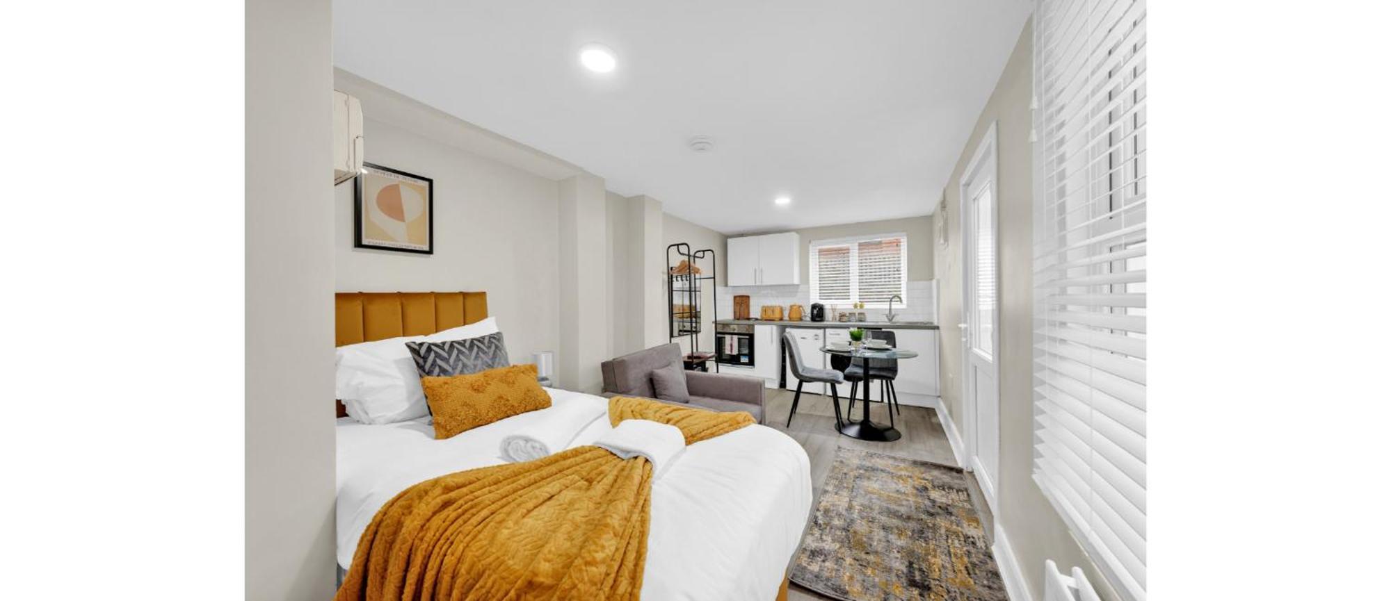 Glimmering Comfort: Spacious For 3! Apartment