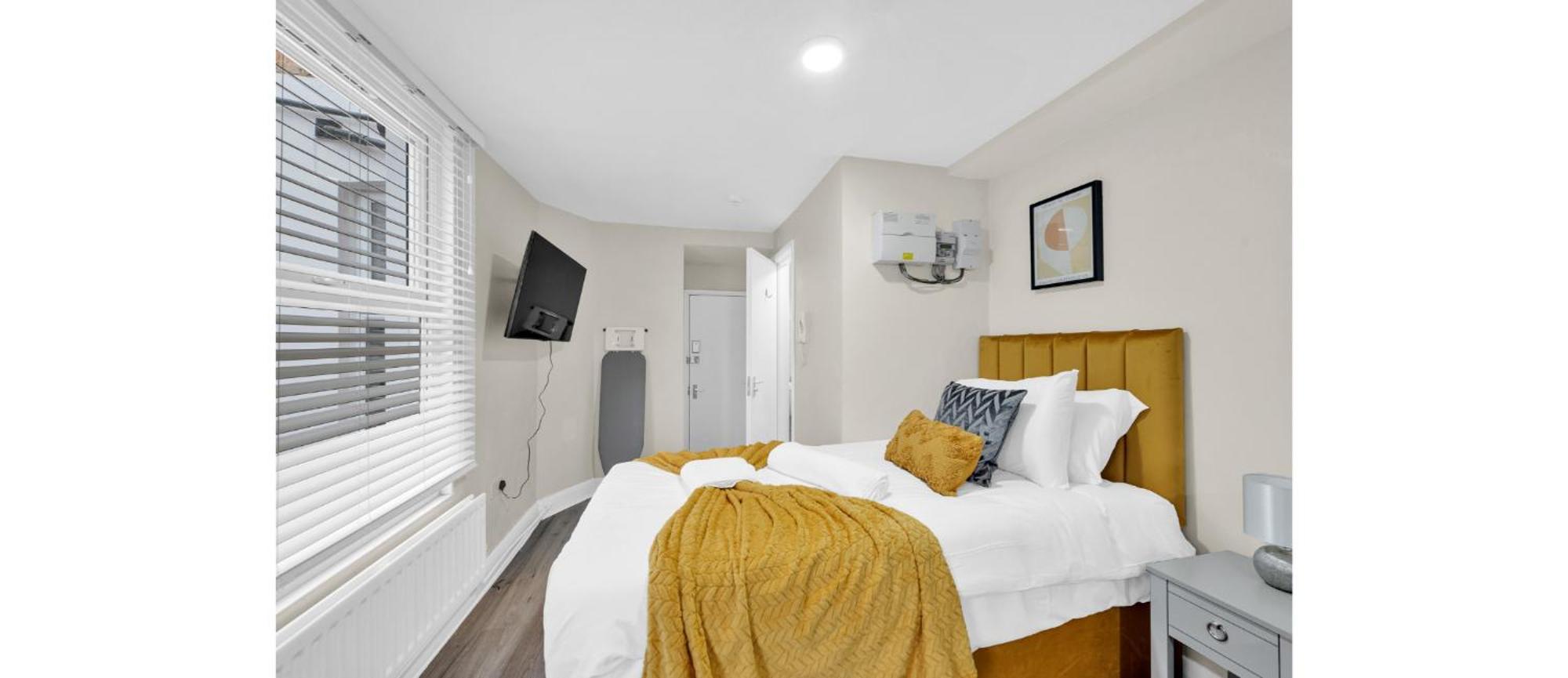 Glimmering Comfort: Spacious For 3! *