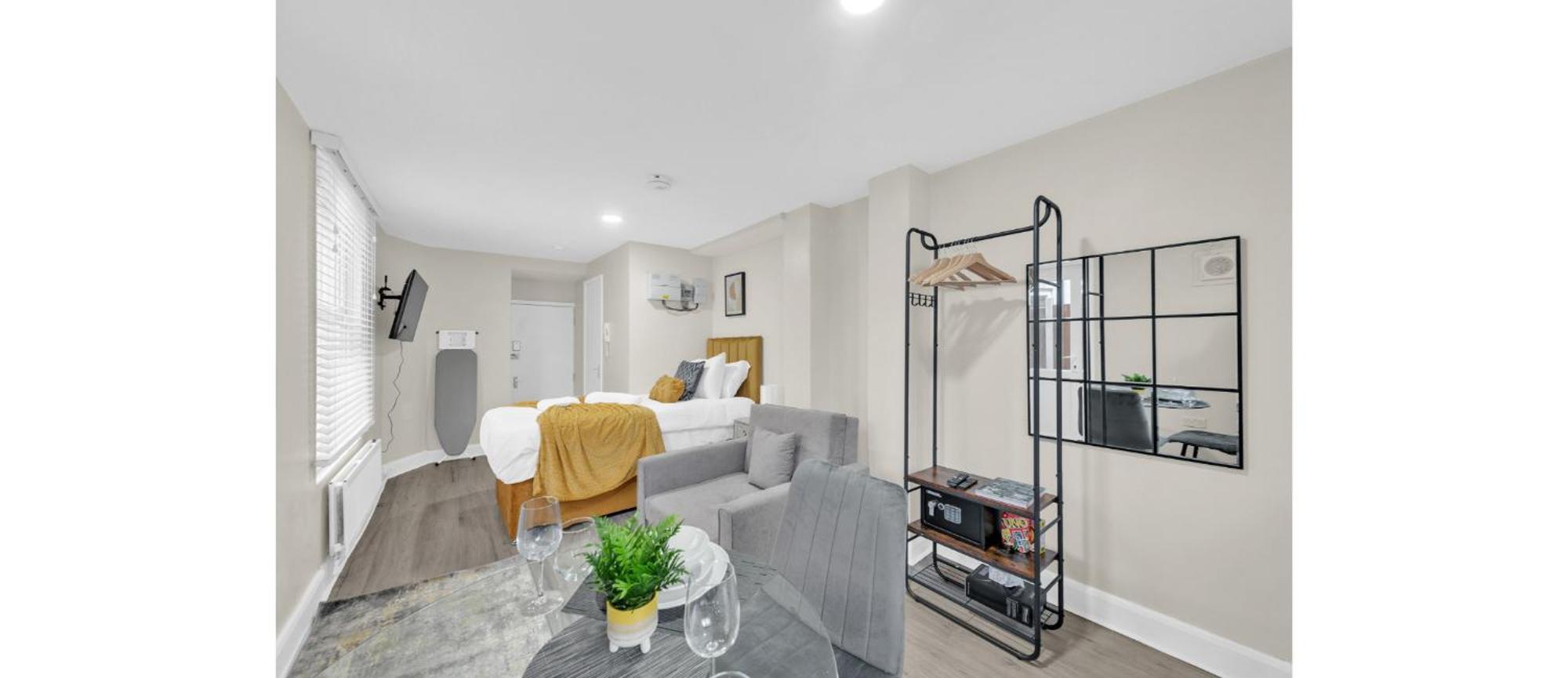 Glimmering Comfort: Spacious For 3! Apartment *