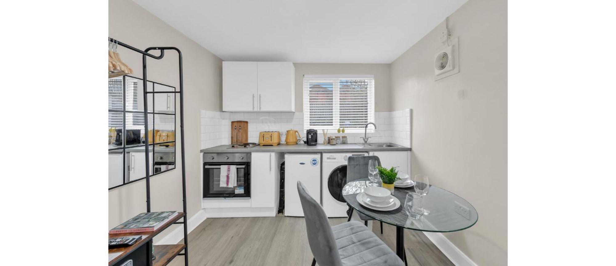Glimmering Comfort: Spacious For 3! Apartment *