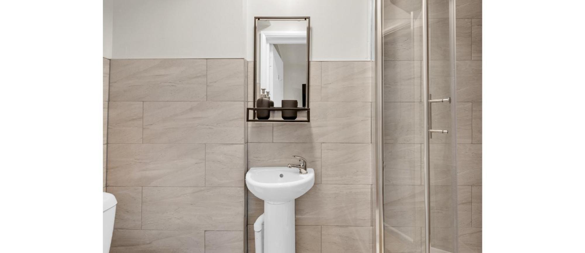 Glimmering Comfort: Spacious For 3! London