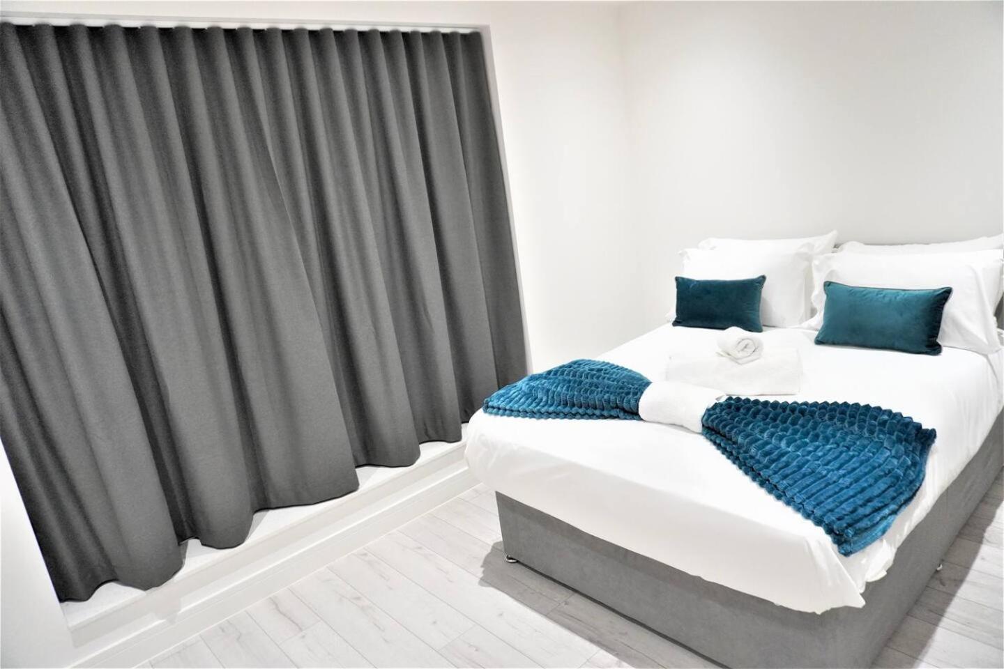 Queens Luxury Wembley Stadium - *
