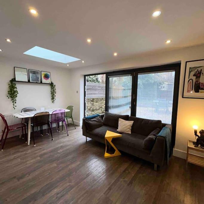 Apartment 2 Bedrooms With Private Garden Walking Distance To Underground Ideal For Families London