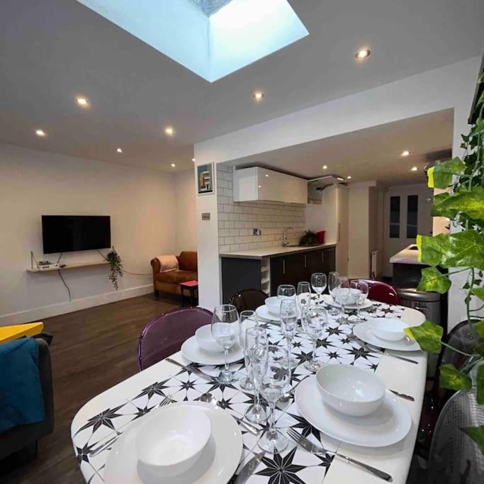 2 Bedrooms With Private Garden Walking Distance To Underground Ideal For Families Apartment *