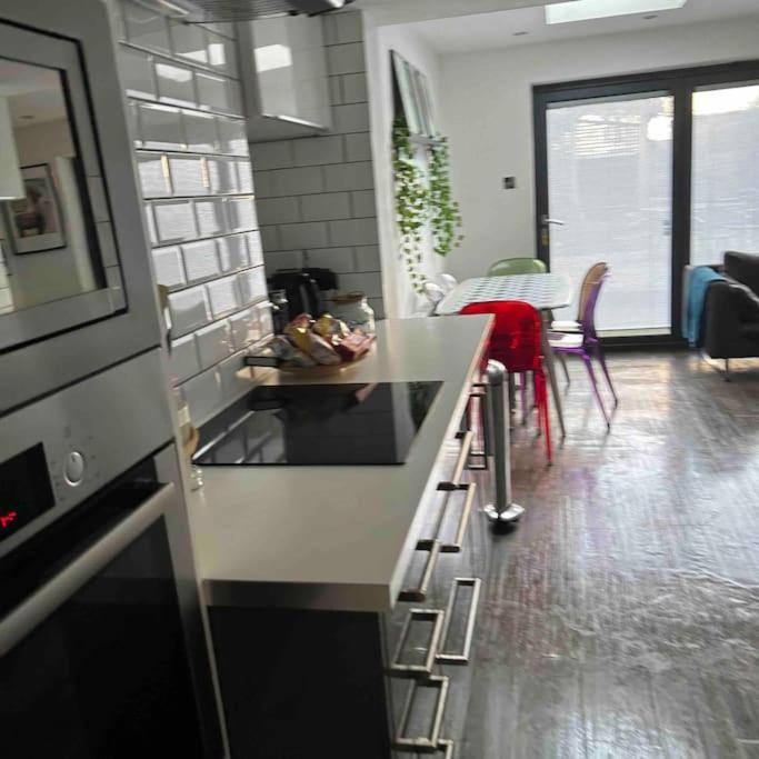 2 Bedrooms With Private Garden Walking Distance To Underground Ideal For Families *