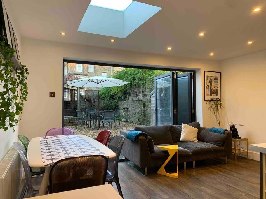 2 Bedrooms With Private Garden Walking Distance To Underground Ideal For Families Apartment *