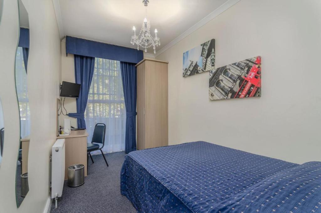 Gower Hotel 3*