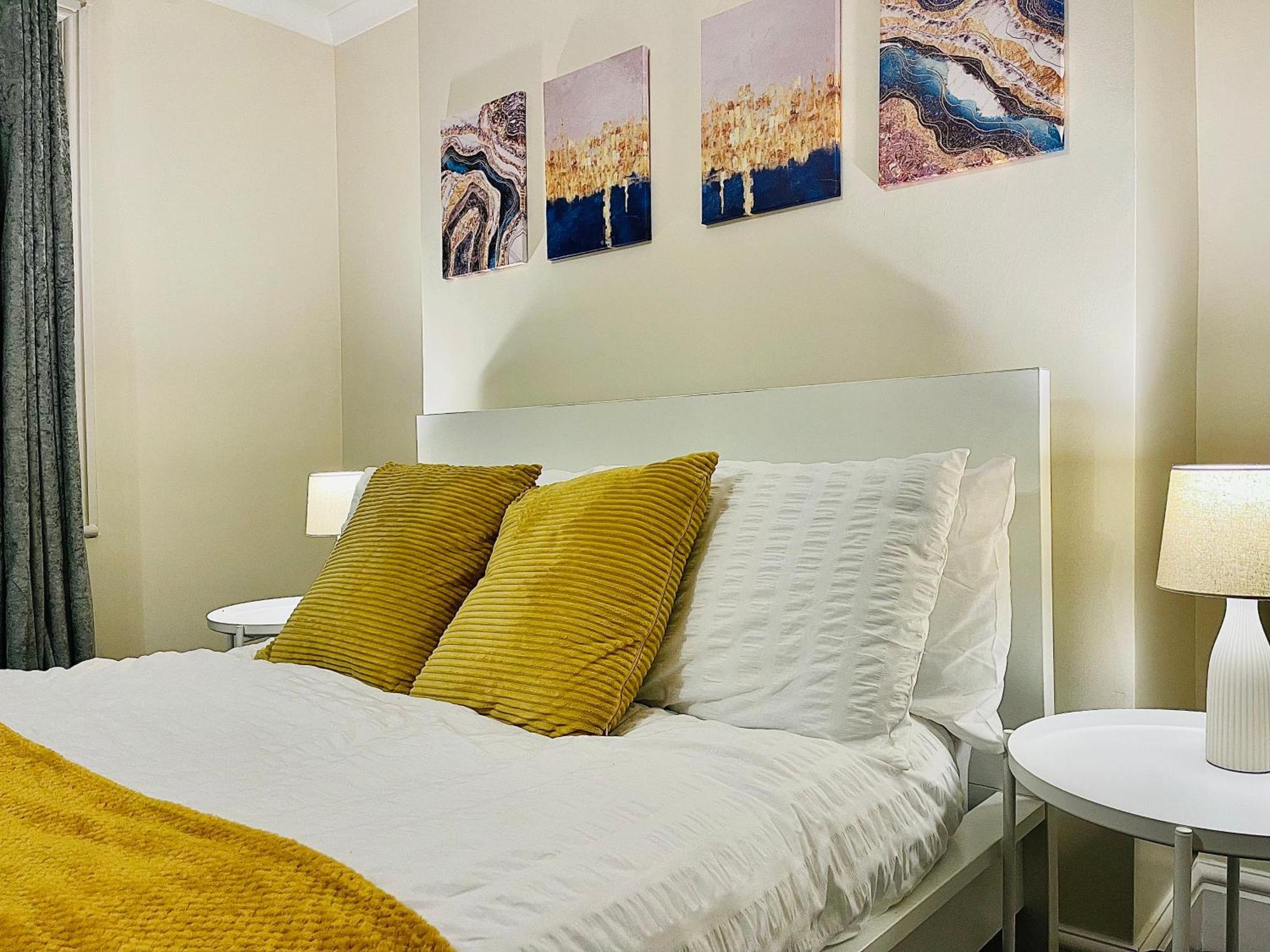 2 Bedroom Flat In Apartment London