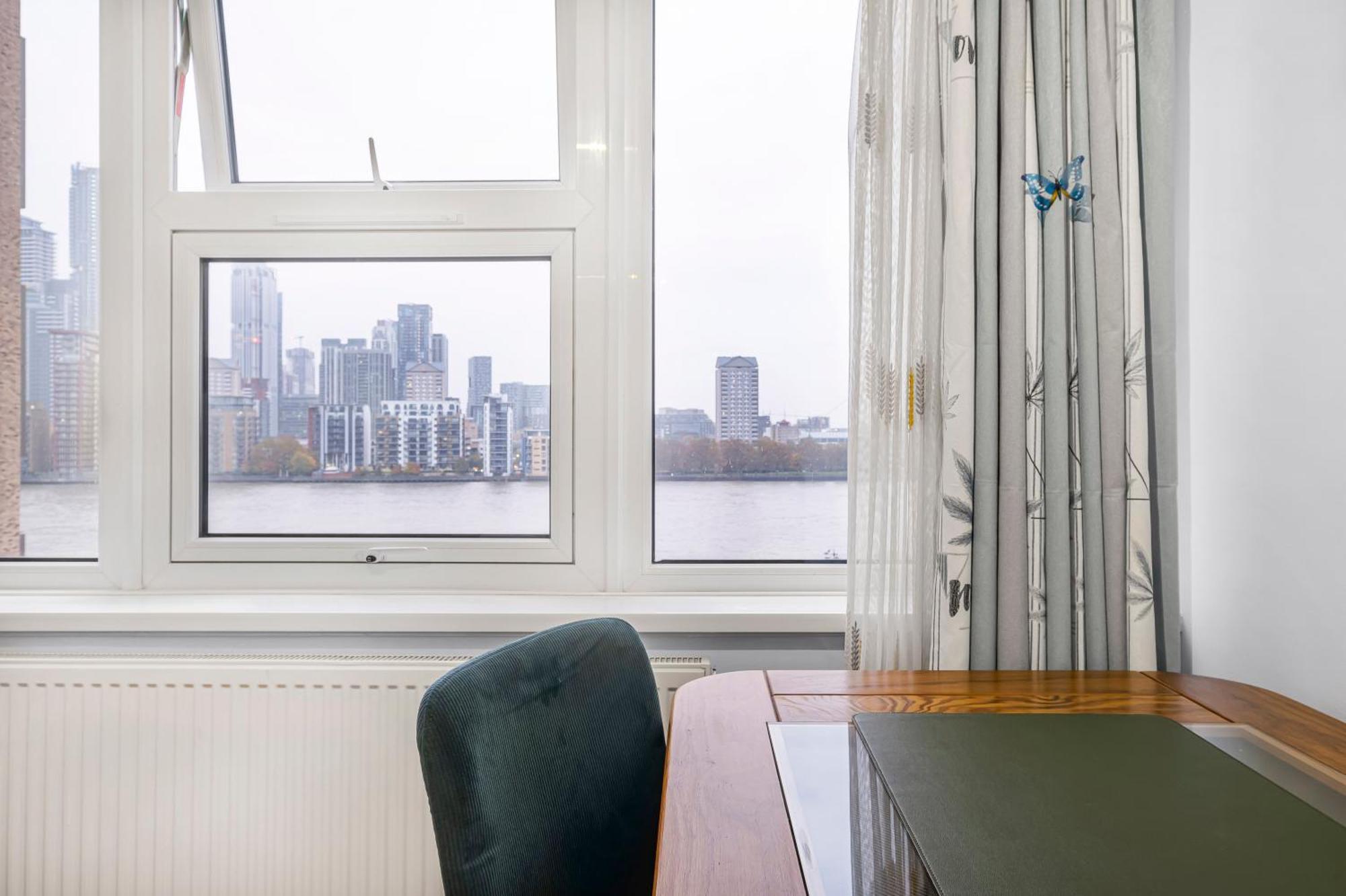 Riverside 3br With Easy Transport 20mins To Centre