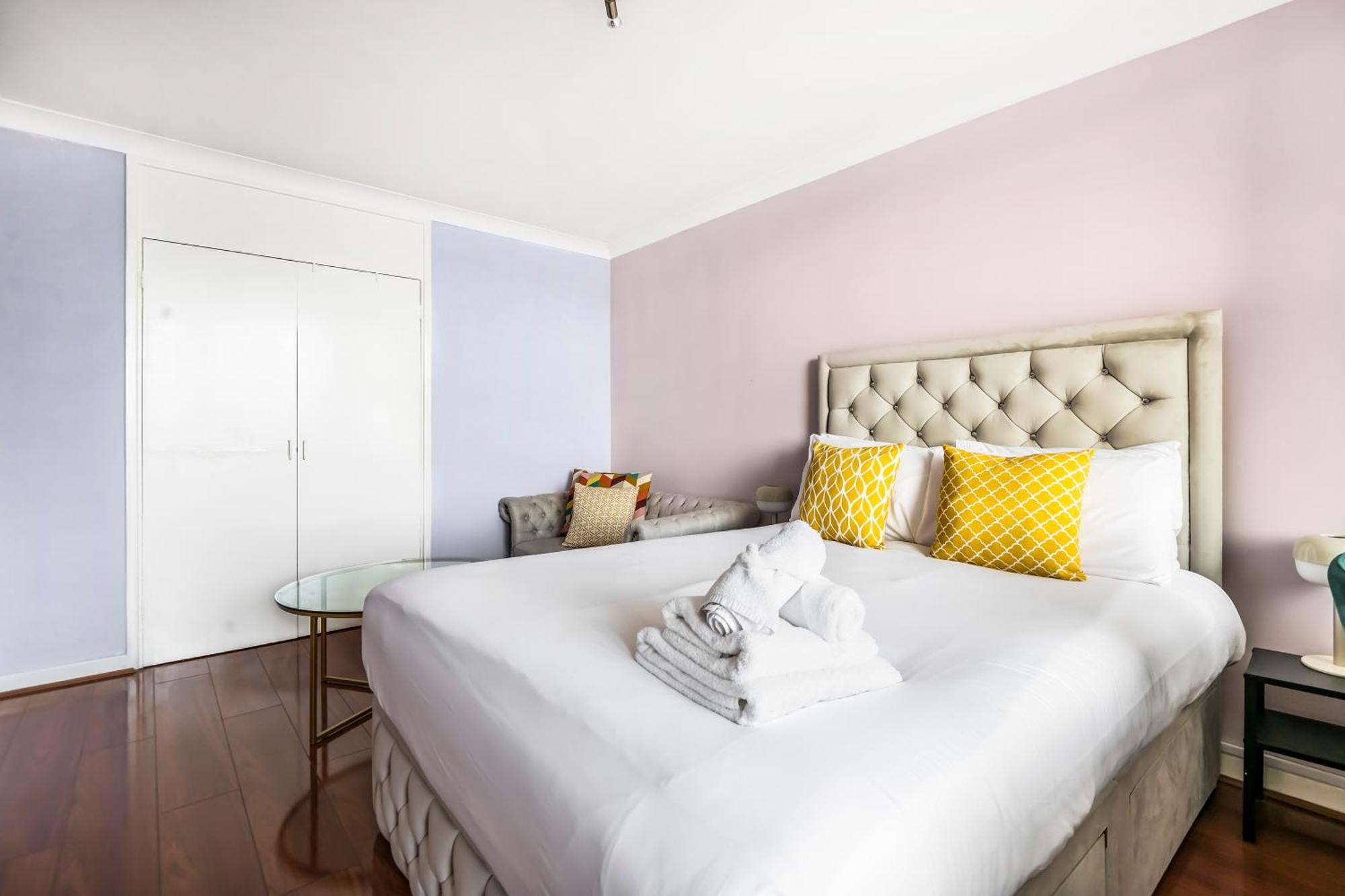Riverside 3br With Easy Transport 20mins To Centre Leilighet London