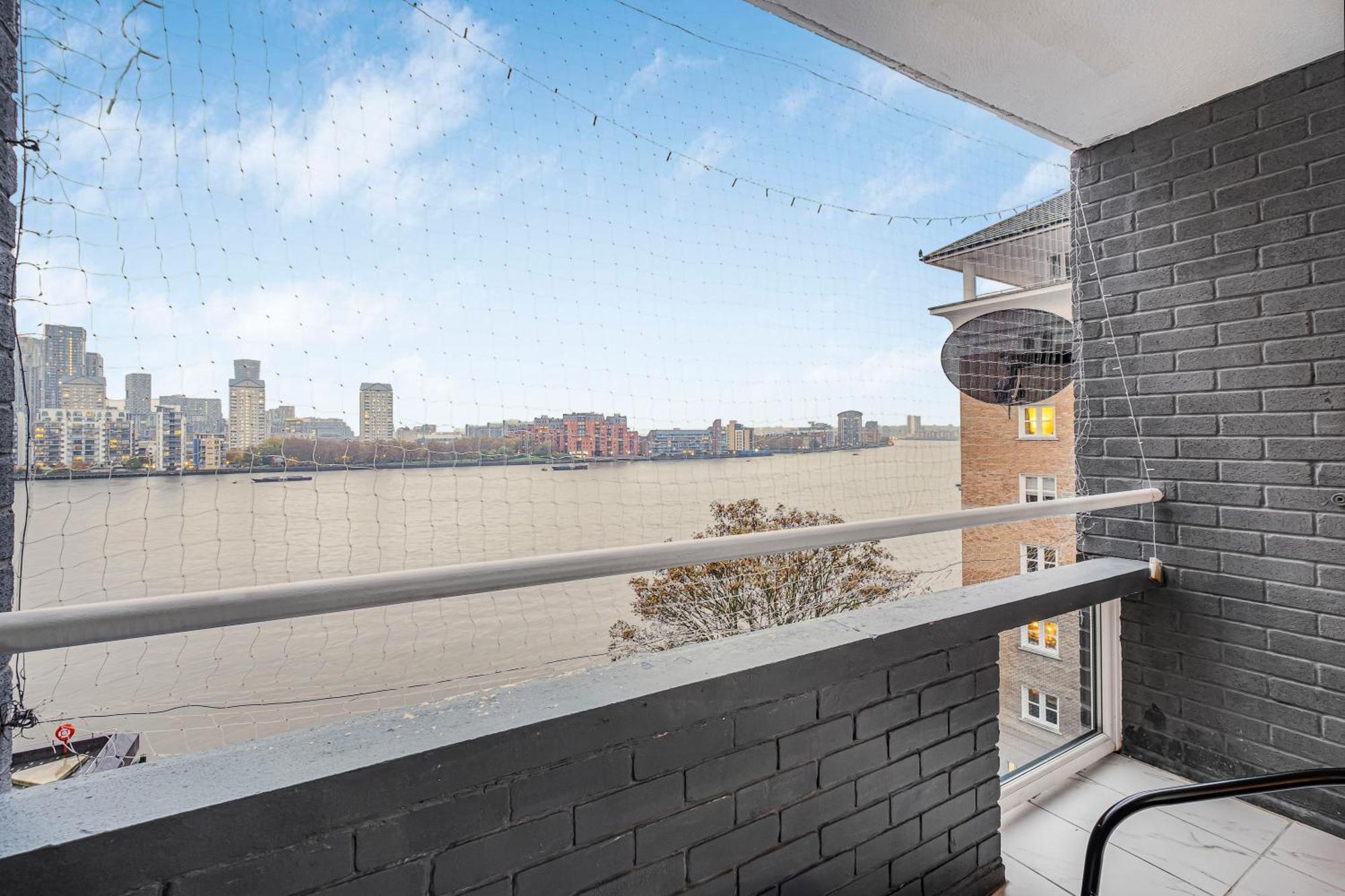 Riverside 3br With Easy Transport 20mins To Centre Leilighet London
