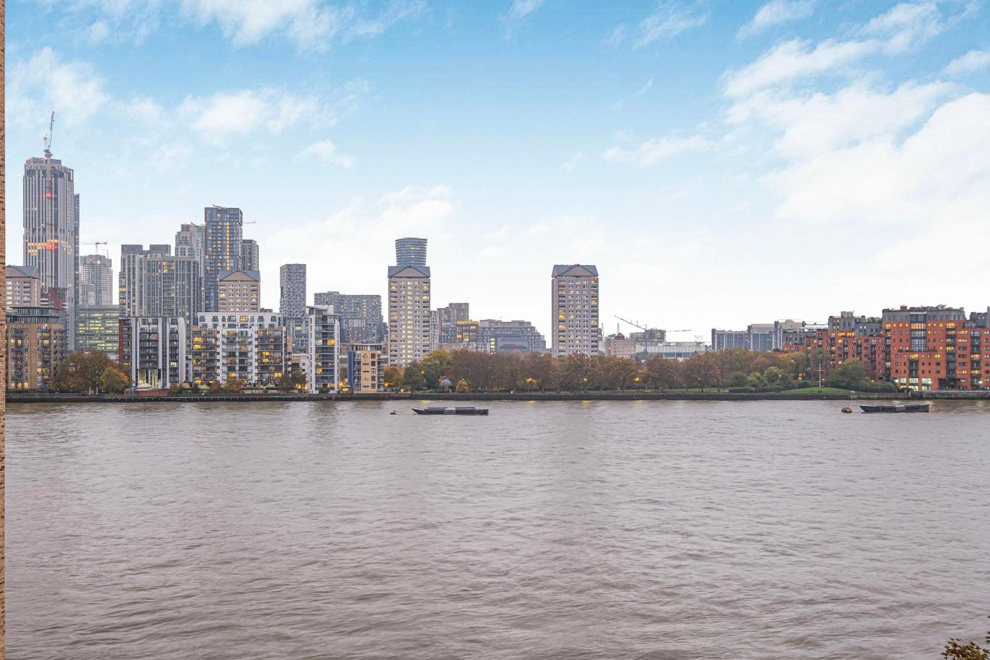 Riverside 3br With Easy Transport 20mins To Centre Leilighet *