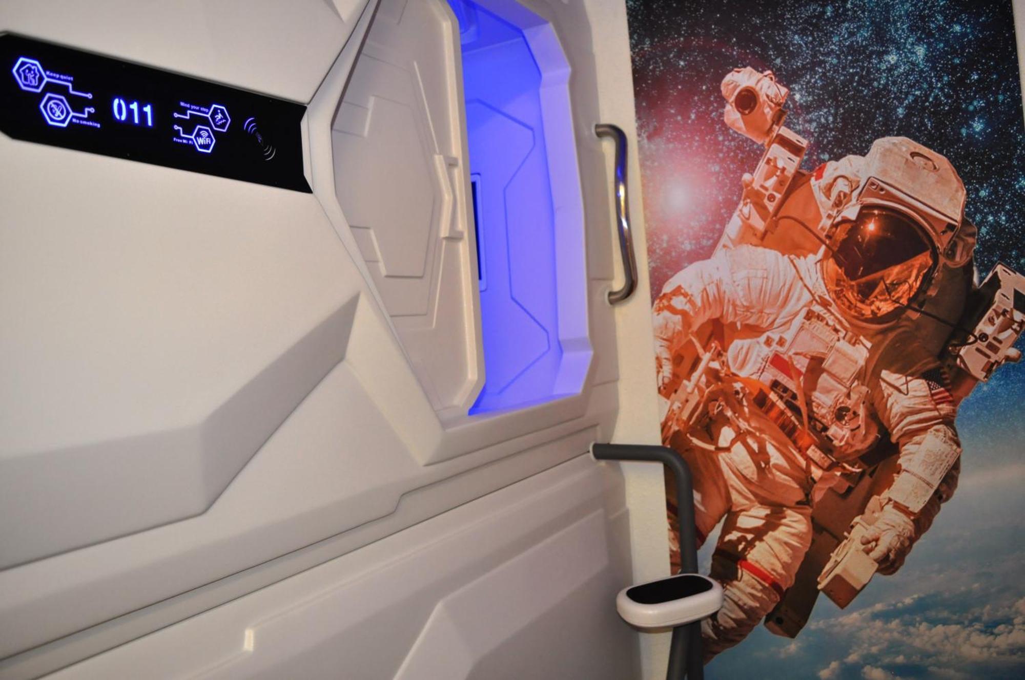 Cosmos Capsule Coworking Kapselhotel