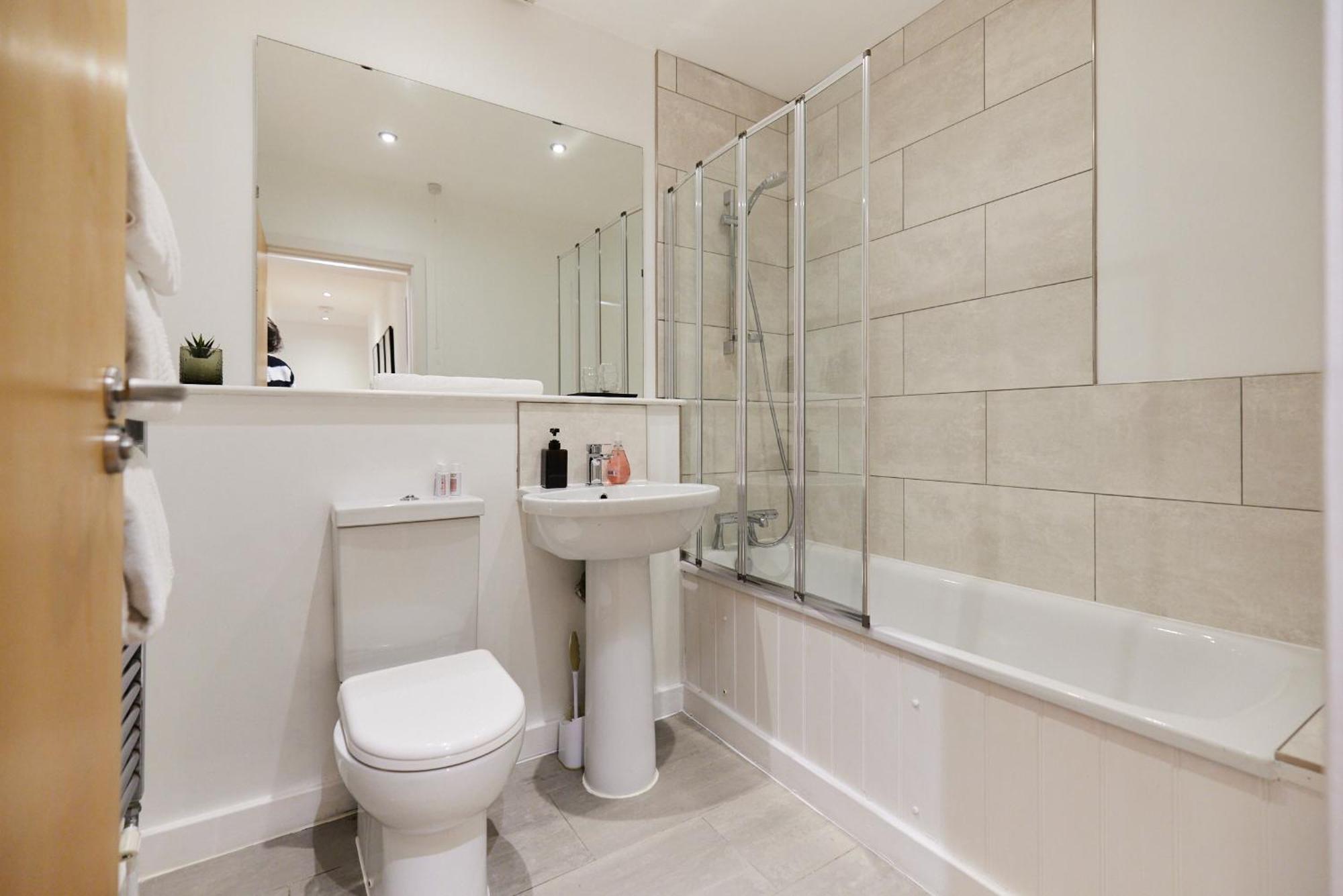 The Putney Escape - Trendy 2bdr Flat With Terrace + Parking Apartment