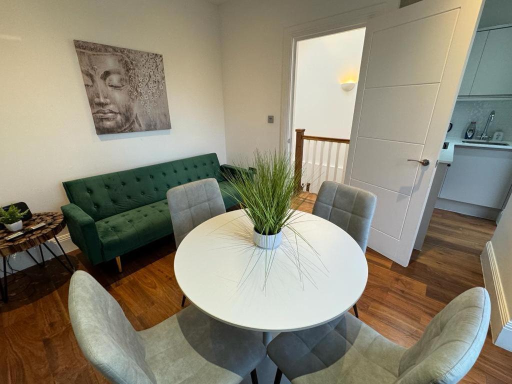 2 Bed 2 Bath Balcony View Wimbledon Tennis Ferienhaus London