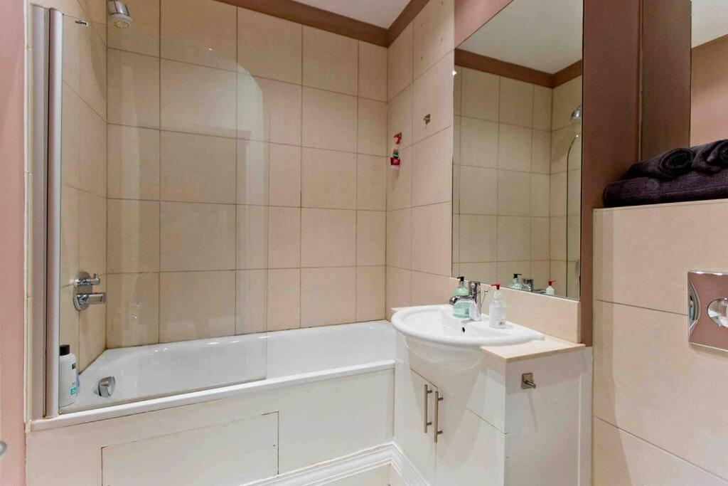 3 Bedroom Modern Townhouse * Londen