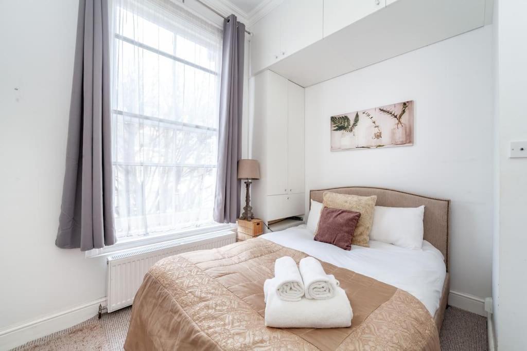 Modern 1-bed With 3 Minute Walk To Tube Station. Apartment