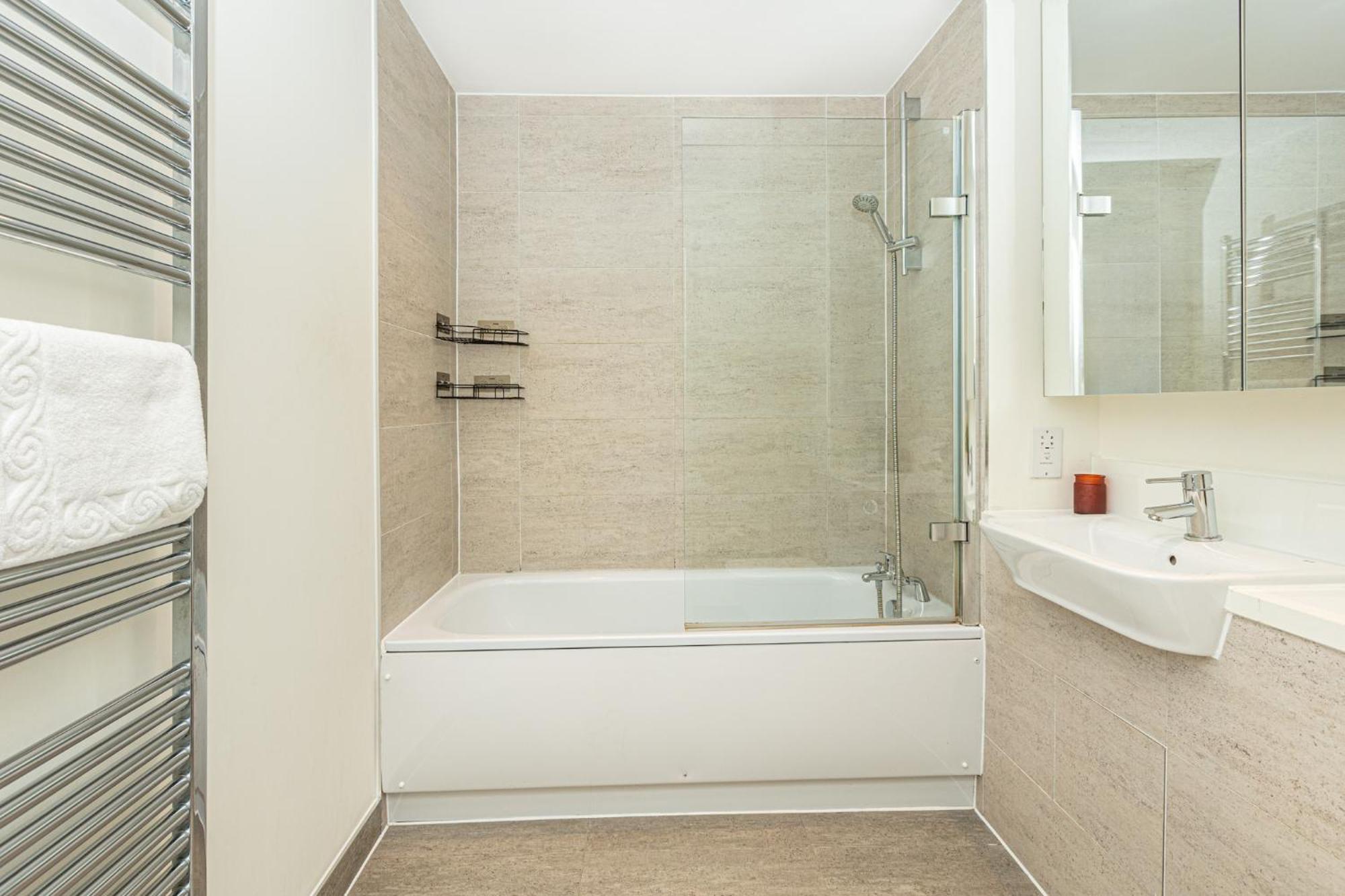 Modern New 2br Flat Wbalcony In Peaceful Brixton Londres