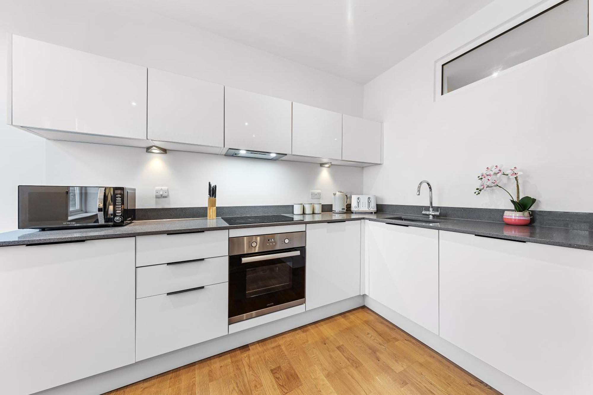 Apartamento Modern One Bedroom Flat - Near Heathrow, Windsor Castle, Thorpe Park - Staines Tw18 *