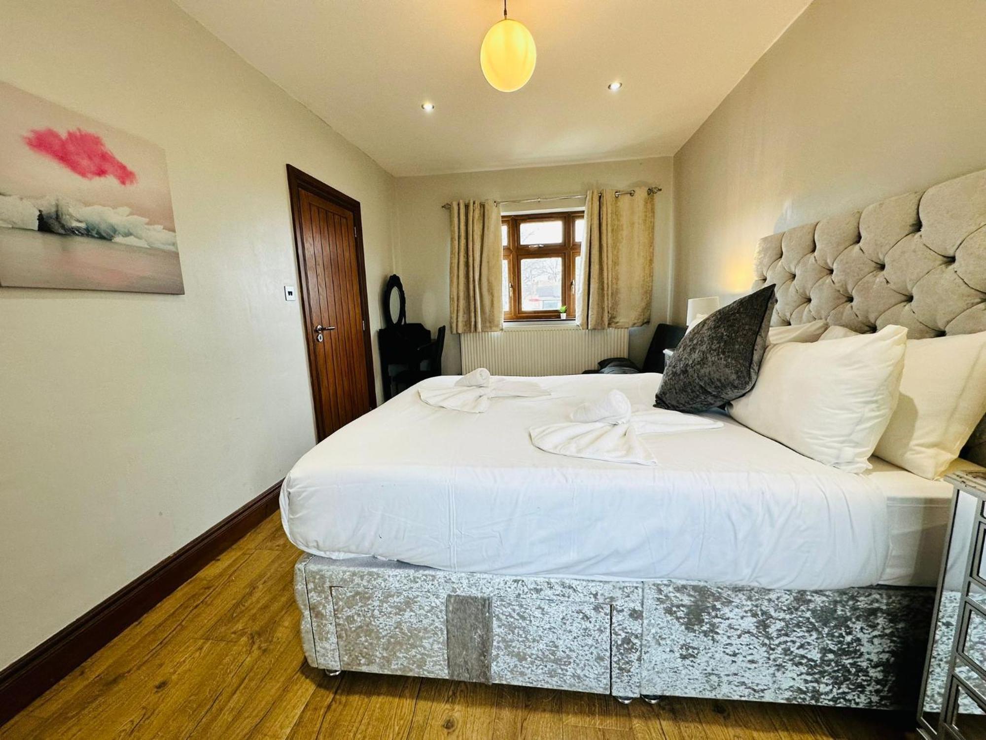 Spacious 6 Bed In Wembly, London
