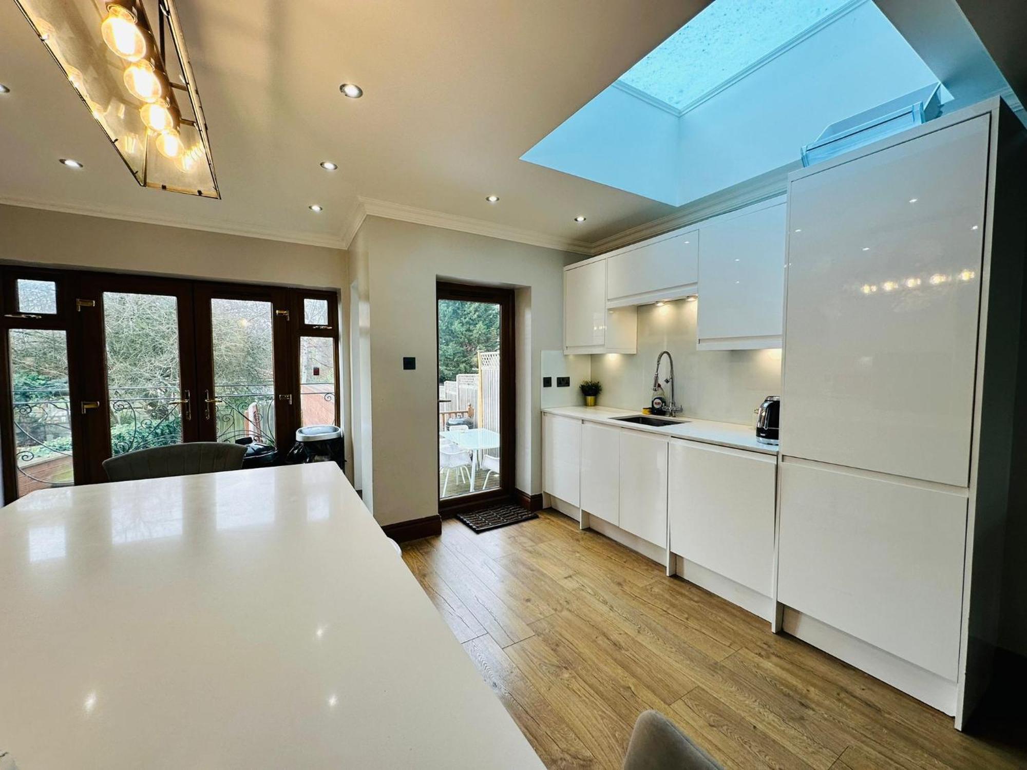Spacious 6 Bed In Wembly, London