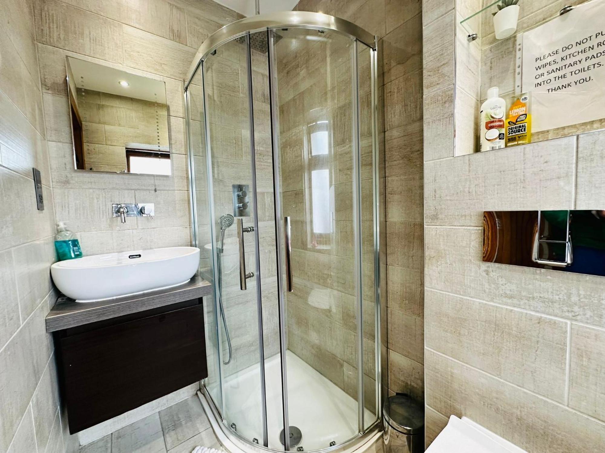 Spacious 6 Bed In Wembly, Apartment