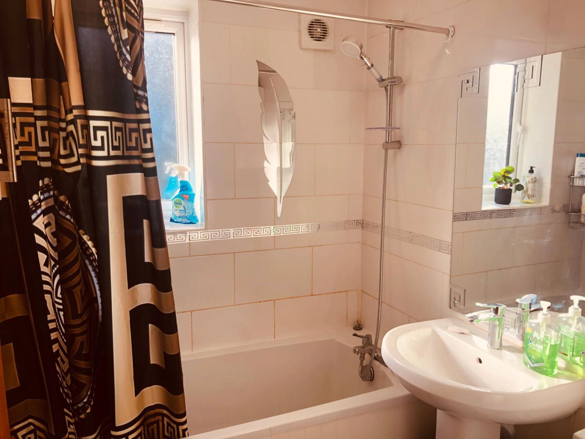 Cheerful 4 Bedroom House With Garden Free Parking *