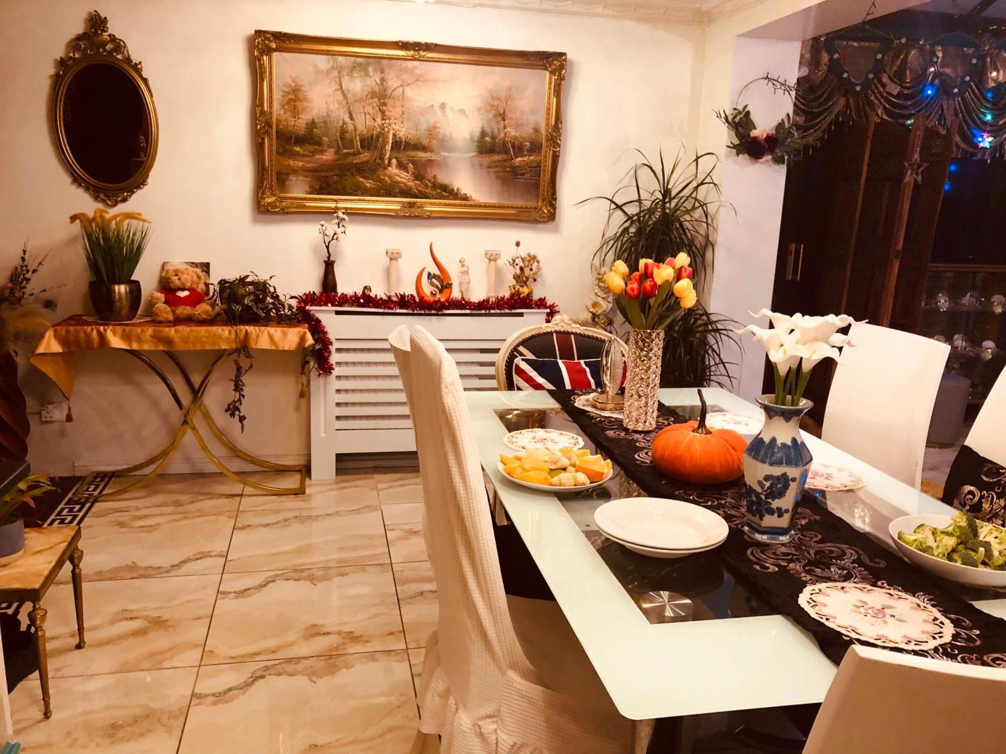 Cheerful 4 Bedroom House With Garden Free Parking