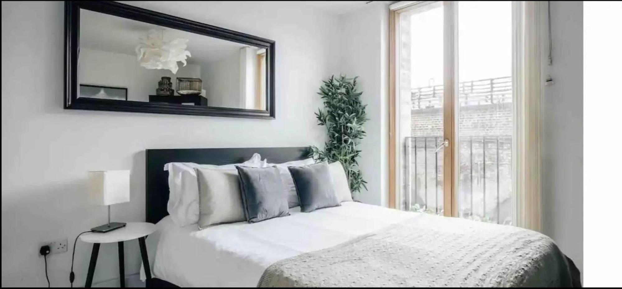Stunning 2-bed & Balcony In Notting Hill Apartment *