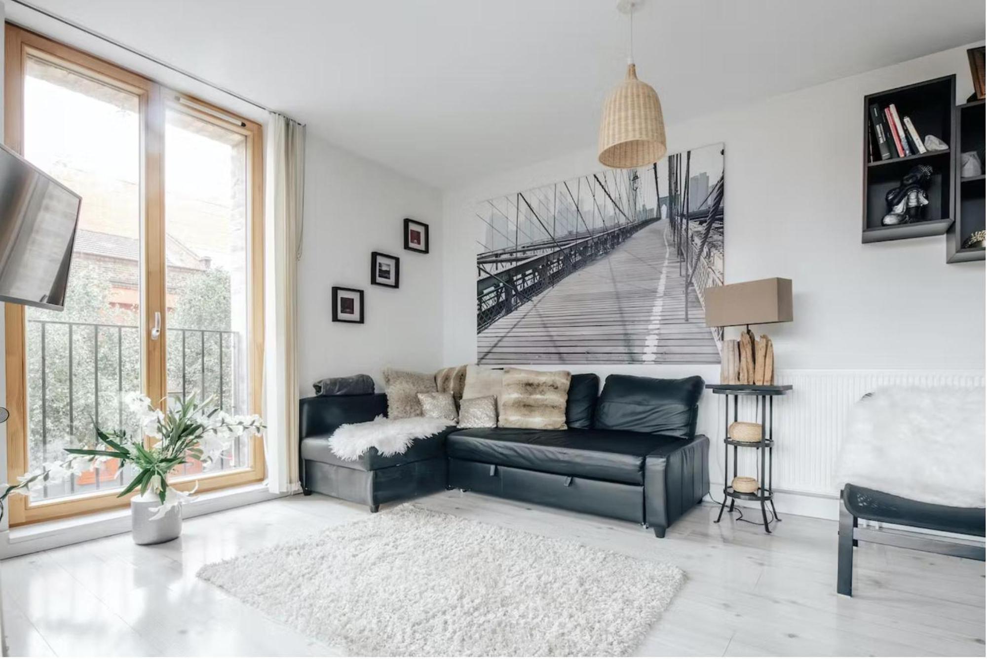 Stunning 2-bed & Balcony In Notting Hill Apartment London