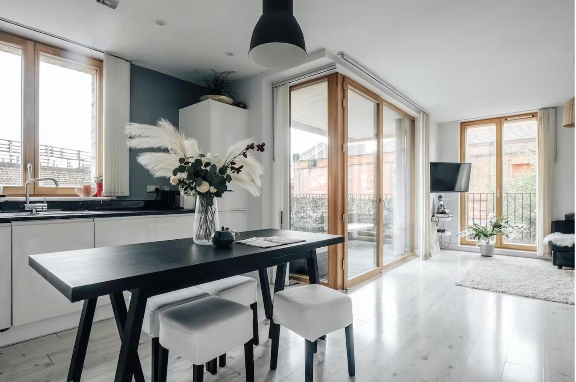 Stunning 2-bed & Balcony In Notting Hill London