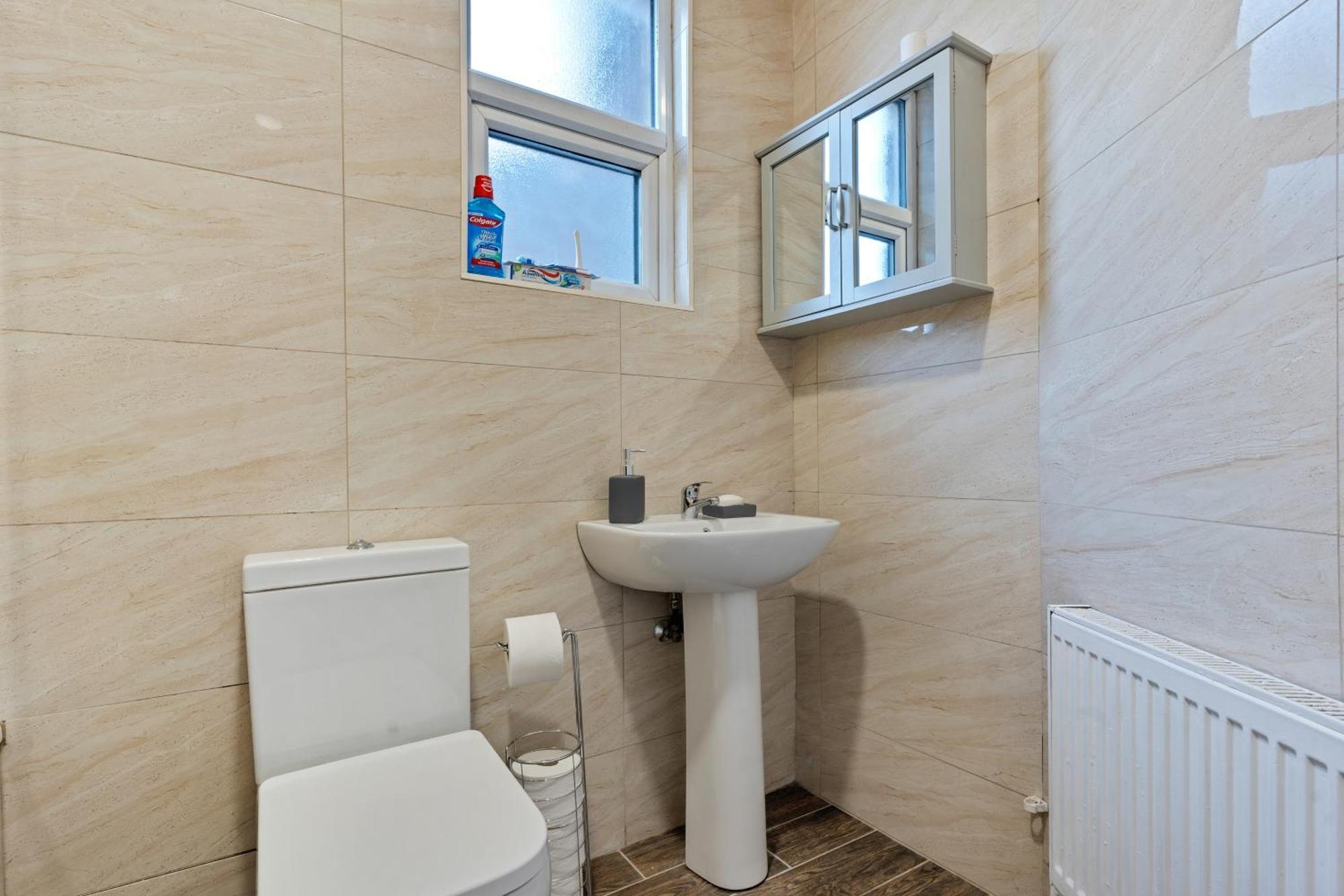 Stylish 2 Bed Near London