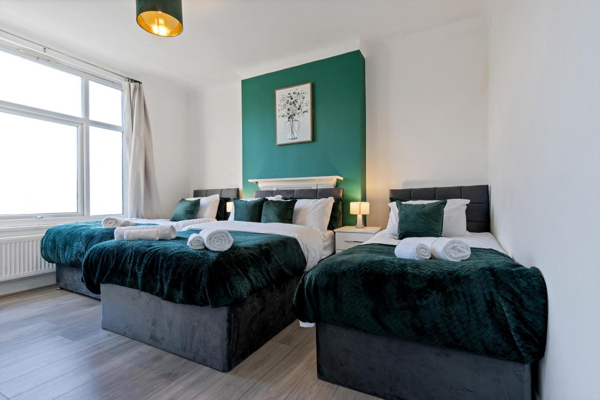Apartment Stylish 2 Bed Near *