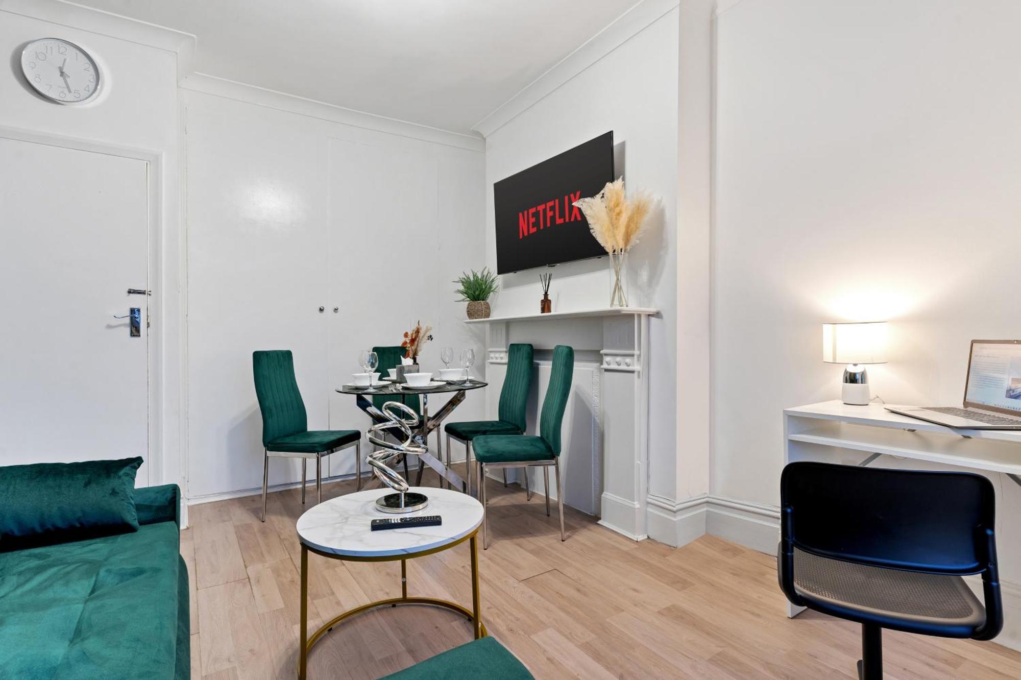 Stylish 2 Bed Near * London