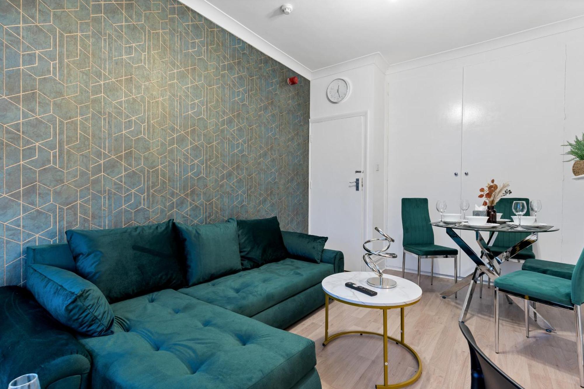 Apartment Stylish 2 Bed Near *
