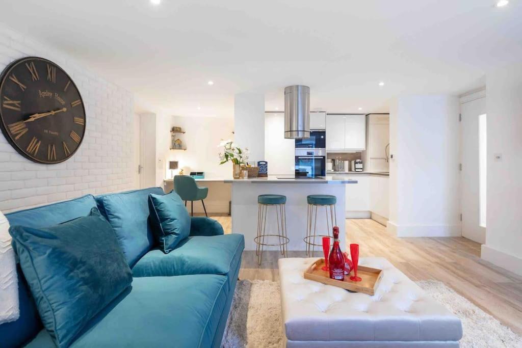 Apartment Luxury 2 Bedroom With Private Terrace & Parking - Wanstead, Escape In London