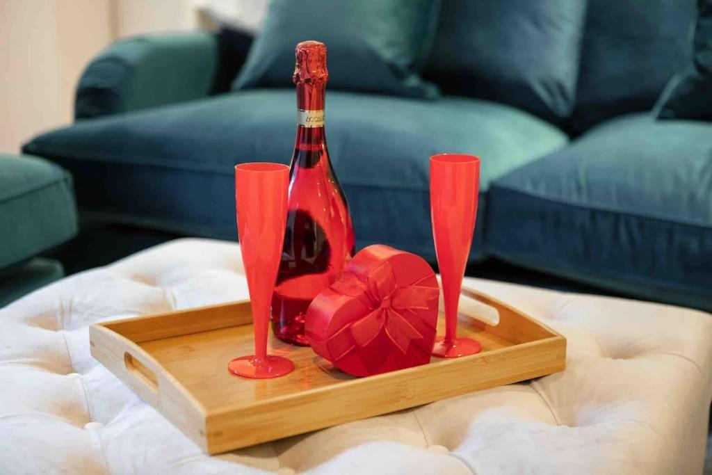 Apartment Luxury 2 Bedroom With Private Terrace & Parking - Wanstead, Escape In
