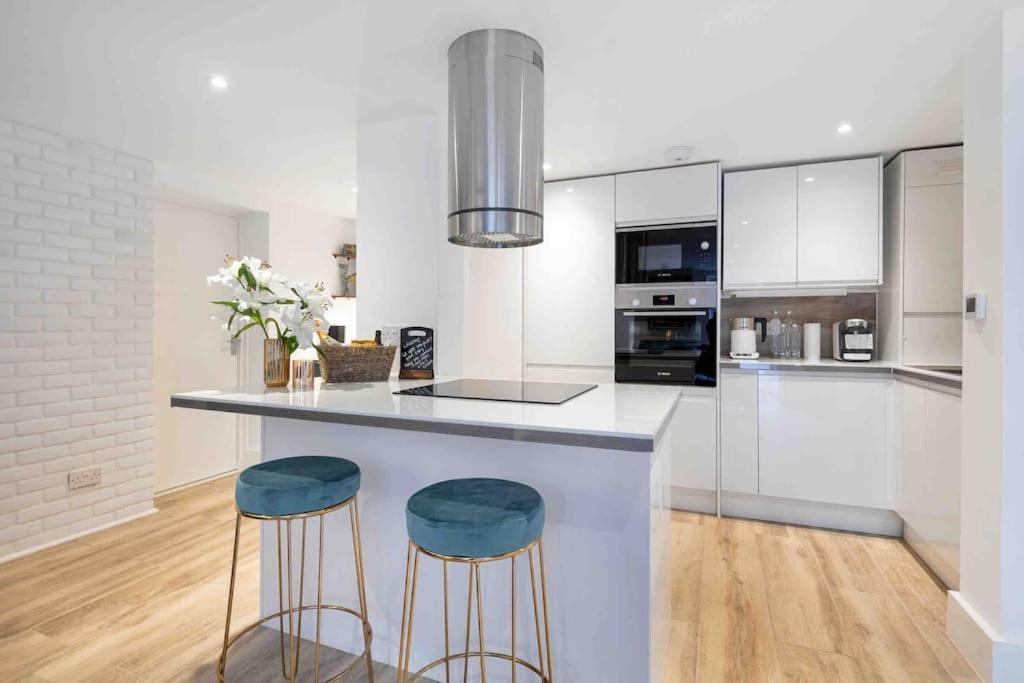Luxury 2 Bedroom With Private Terrace & Parking - Wanstead, Escape In *