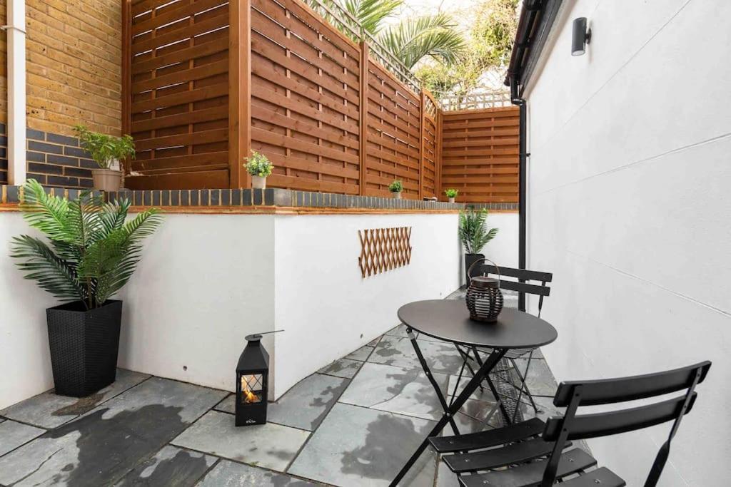 Luxury 2 Bedroom With Private Terrace & Parking - Wanstead, Escape In * London