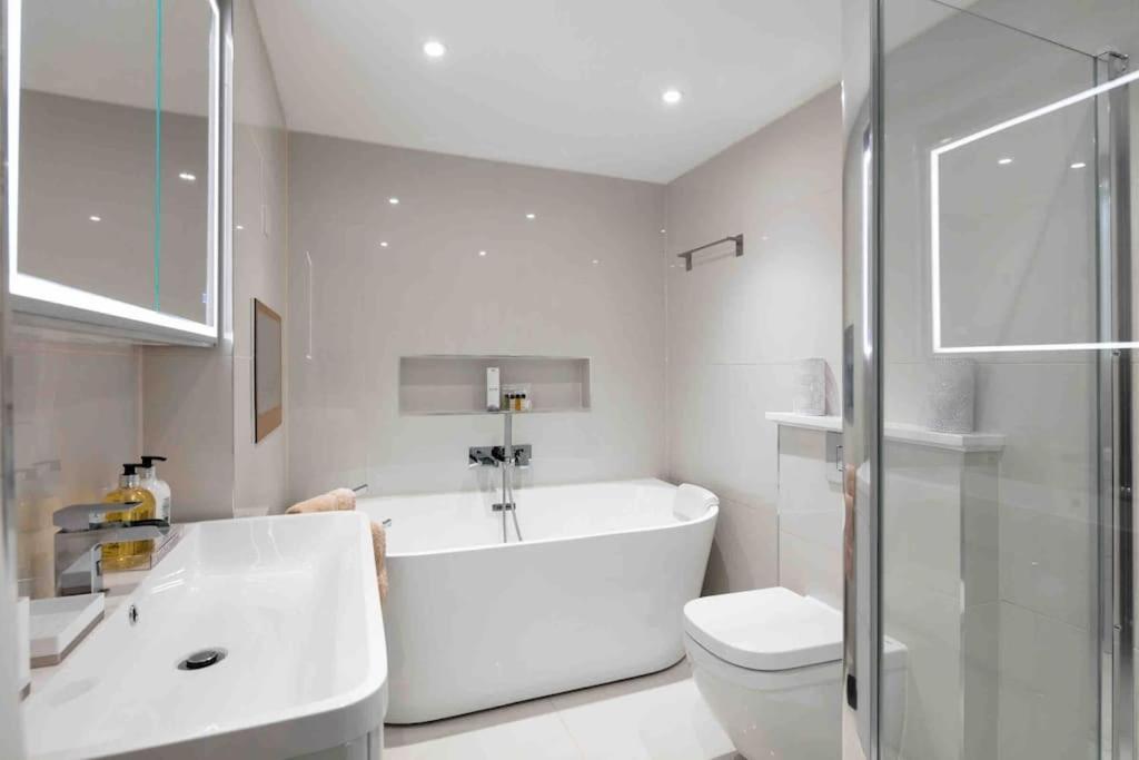 Luxury 2 Bedroom With Private Terrace & Parking - Wanstead, Escape In London