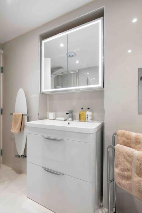 Luxury 2 Bedroom With Private Terrace & Parking - Wanstead, Escape In Apartment