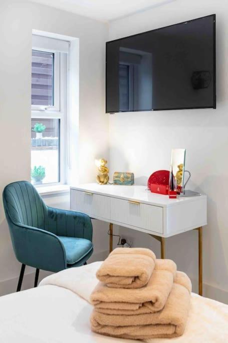 Luxury 2 Bedroom With Private Terrace & Parking - Wanstead, Escape In