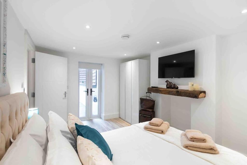 Luxury 2 Bedroom With Private Terrace & Parking - Wanstead, Escape In Apartment *