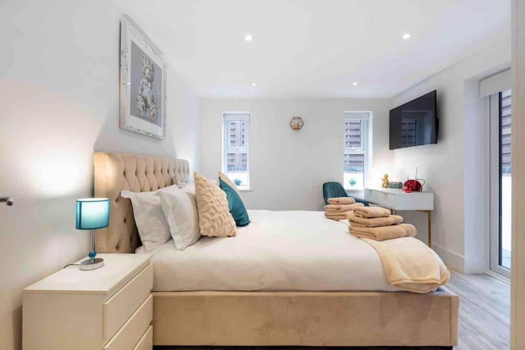 Luxury 2 Bedroom With Private Terrace & Parking - Wanstead, Escape In Apartment *