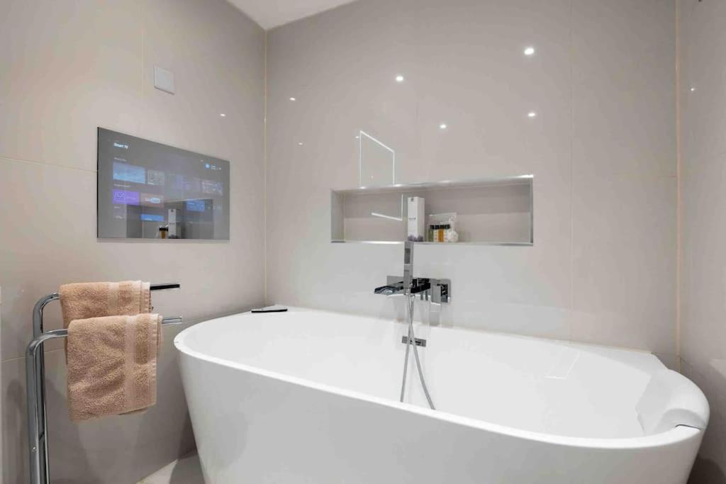Luxury 2 Bedroom With Private Terrace & Parking - Wanstead, Escape In London