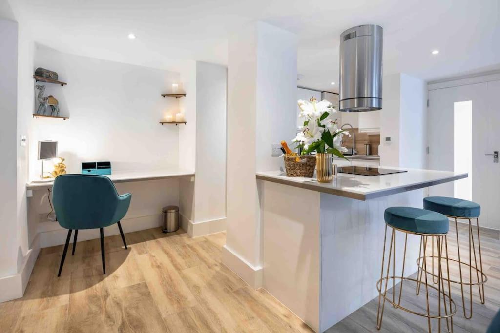 Luxury 2 Bedroom With Private Terrace & Parking - Wanstead, Escape In * London