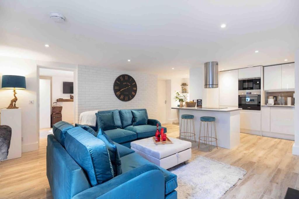 Luxury 2 Bedroom With Private Terrace & Parking - Wanstead, Escape In Apartment